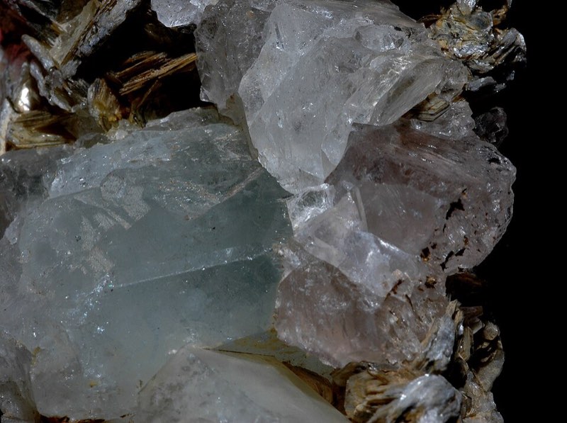 Morganite specimen